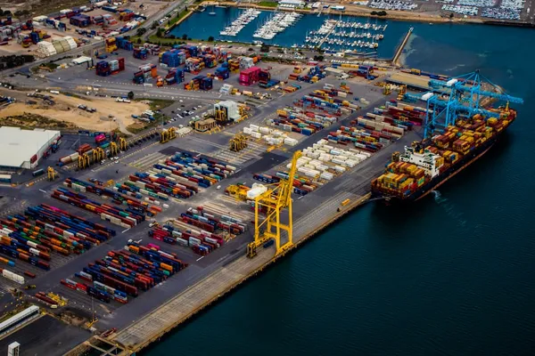 Vista aérea de una terminal portuaria con contenedores, punto de entrada habitual de vehículos importados.